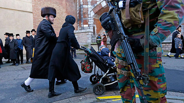 Soldiers defending Jewish school in Belgium