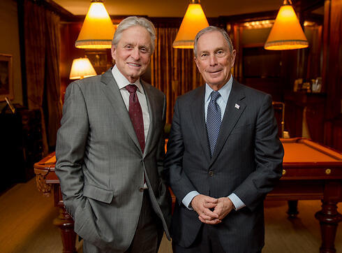 Douglas with last year's recipient, Michael Bloomberg (Photo: Genesis Prize Foundation) (צילום: קרן פרס בראשית) Douglas with last year's recipient, Michael Bloomberg (Photo: Genesis Prize Foundation)