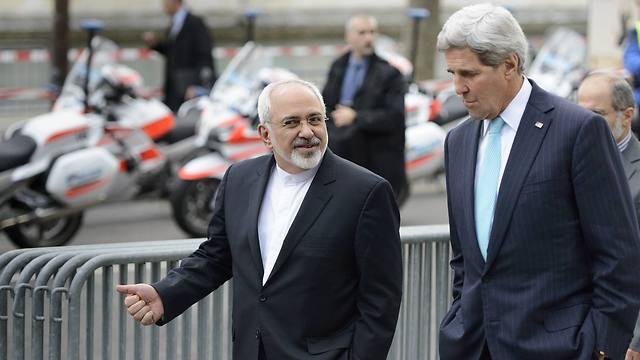 Kerry and Iran's Zarif talk in Geneva (Photo: AP) (צילום: AP) Kerry and Iran's Zarif talk in Geneva (Photo: AP)