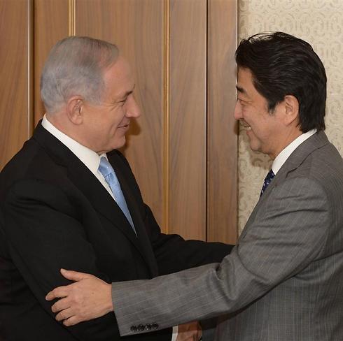 Benjamin Netanyahu greets Shinzo Abe on his first visit to Israel in 2015 (Photo: GPO)