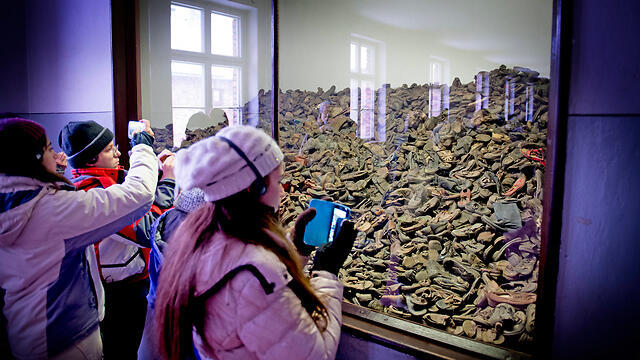 Visitors view prisoners' shoes at Auschwitz (Archive Photo: MCT) (צילום: MCT) Visitors view prisoners' shoes at Auschwitz (Archive Photo: MCT)