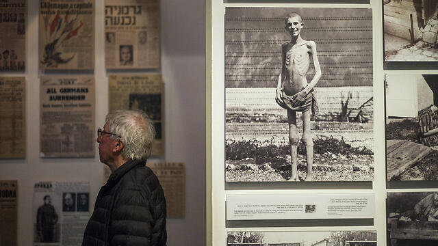 Visitor to Yad VaShem museum (Photo: GettyImages/Archive) (צילום: gettyimages) Visitor to Yad VaShem museum (Photo: GettyImages/Archive)