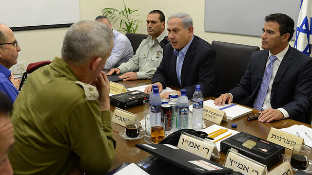 Netanyahu holding consultations with security chiefs (Photo: Kobi Gideon, GPO) (צילום: קובי גדעון, לע"מ) Netanyahu holding consultations with security chiefs (Photo: Kobi Gideon, GPO)