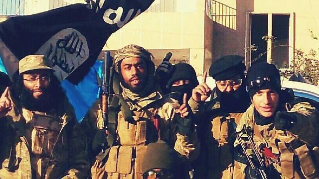 Mohammed Emwazi with ISIS fighters (מתוך חשבון הפייסבוק של פוקאס) Mohammed Emwazi with ISIS fighters