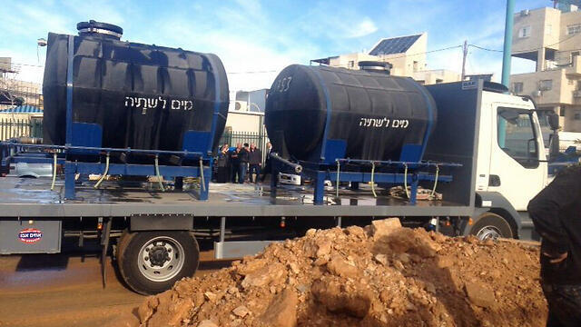 Truck delivering drinking water in the West Bank (Photo: Elad Municipality Spokesperson)