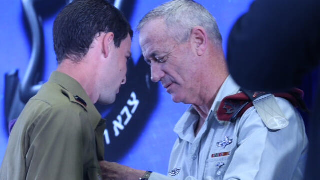 Gantz pinning the medal on Lt. Eitan Fund (Photo: Motti Kimchi)