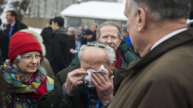 Survivor Mordechai Ronen is overcome with emotion during visit to Auschwitz (Photo: AFP) (Photo: AFP) Survivor Mordechai Ronen is overcome with emotion during visit to Auschwitz (Photo: AFP)