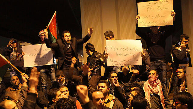 Protests in Amman after video showing pilot's killing. (Photo: Reuters) (צילום: רויטרס) Protests in Amman after video showing pilot's killing. (Photo: Reuters)