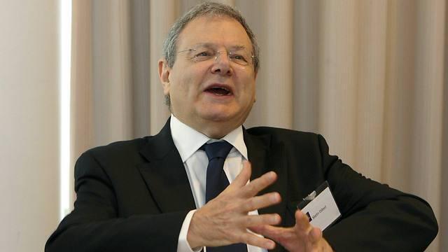 Sir Martin Gilbert wrote over 80 books (Photo: AP) (צילוםן: AP) Sir Martin Gilbert wrote over 80 books (Photo: AP)