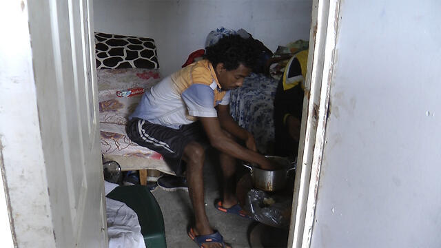Omar lives in a former car garage. (Photo: Assaf Kamar)