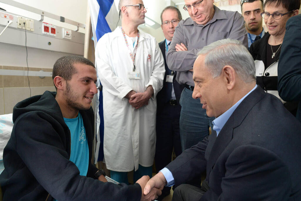 ראש הממשלה בנימין נתניהו מבקר פצועים תקרית הר דב ב בית החולים רמב"ם חיפה (צילום: עמוס בן גרשום/לע"מ) ראש הממשלה בנימין נתניהו מבקר פצועים תקרית הר דב ב בית החולים רמב"ם חיפה