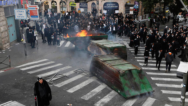 Ultra-Orthodox protest the arrest of a Haredi man arrested for dodging the draft (Photo: Reuters) (צילום: רויטרס) Ultra-Orthodox protest the arrest of a Haredi man arrested for dodging the draft (Photo: Reuters)