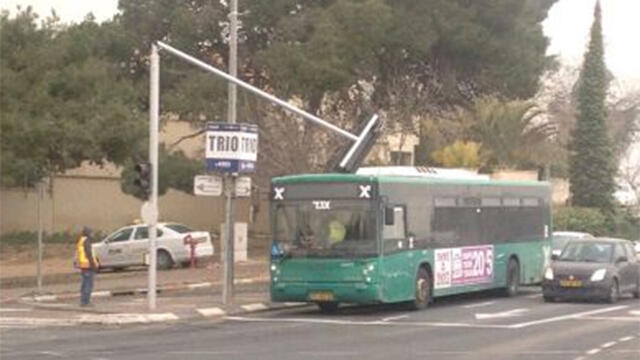 Traffic light falls over on bus in Haifa. (Photo: Ofer Yaakov, Magen David Adom) (צילום: עופר יעקב, מד"א) Traffic light falls over on bus in Haifa. (Photo: Ofer Yaakov, Magen David Adom)