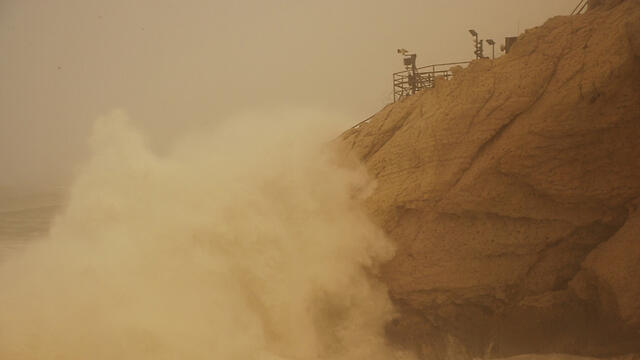 Waves in Rosh HaNikra in Western Galilee. (Photo: Erez Gal-Oz) (צילום: ארז גל-עוז) Waves in Rosh HaNikra in Western Galilee. (Photo: Erez Gal-Oz)