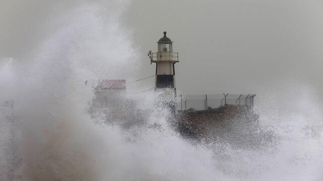 Waves in in Acre. (Photo: Associated Press) (צילום: AP) Waves in in Acre. (Photo: Associated Press)