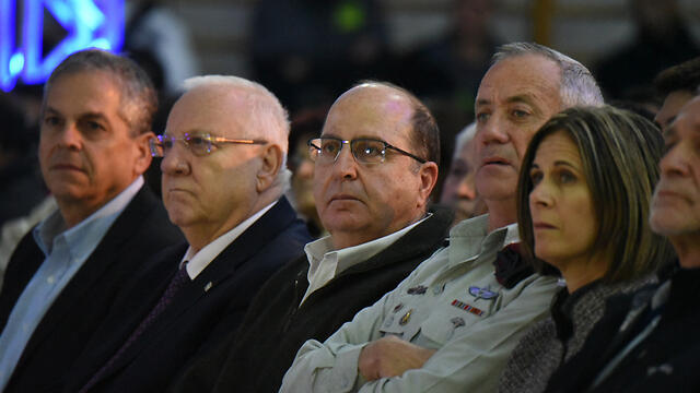 Reuven Rivlin (2nd from left) and Moshe Ya'alon (third from left) (Photo: Avihu Shapira) (צילום: אביהו שפירא) Reuven Rivlin (2nd from left) and Moshe Ya'alon (third from left) (Photo: Avihu Shapira)