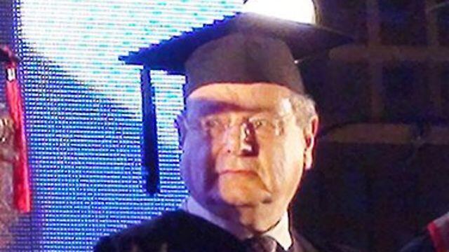 Sir Martin Gilbert receives an honorary degree from Ben-Gurion University. (Photo: Wikimedia Commons) (צילום: Wikimedia commons) Sir Martin Gilbert receives an honorary degree from Ben-Gurion University. (Photo: Wikimedia Commons)