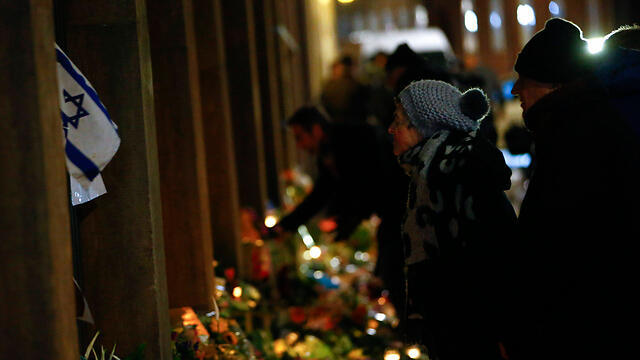 Citizens lay flowers at site of attack on Synagogue in Copenhagen. (Photo: Reuters)
