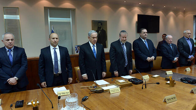 Cabinet mourns Uri Orbach, whose empty seat can be seen at bottom right (Photo: Haim Zach, GPO)