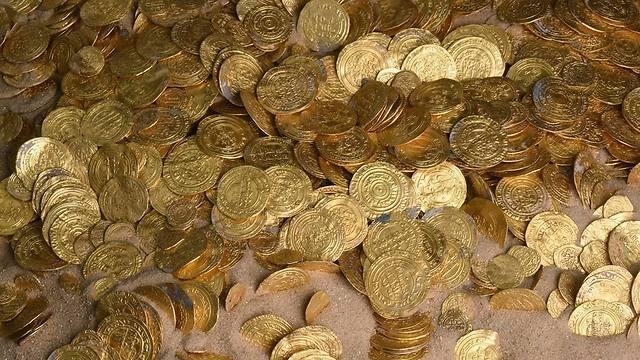 Coins discovered by divers off Israel's Mediterranean coast (Photo: AFP/Israel Antiquities Authority) (צילום: AFP, CLARA AMIT ) Coins discovered by divers off Israel's Mediterranean coast (Photo: AFP/Israel Antiquities Authority)