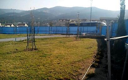 Fenced playground, concealed from adjacent haredi neighborhood (Photo: Zion Sultan)
