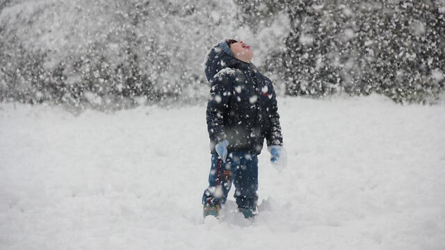 Young boy enjoys snow in Kibbutz Yiftah. (Photo: Annat Zisovich)