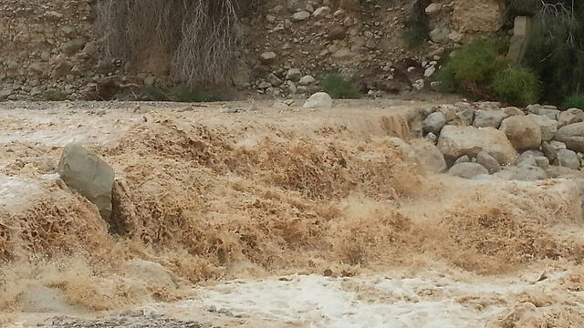 Flooding in Almog Junction (Photo: Ein Gedi rescue unit) (צילום: איציק רומי, יחידת חילוץ עין גדי) Flooding in Almog Junction (Photo: Ein Gedi rescue unit)