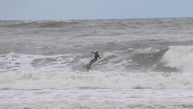 Surfer during last week's stormy weather (Photo: Motti Kimchi) (צילום: מוטי קמחי) Surfer during last week's stormy weather (Photo: Motti Kimchi)