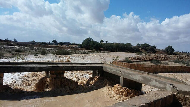 Flooding in HaBesor Stream (Photo: Police spokesman) (צילום: חטיבת דובר המשטרה) Flooding in HaBesor Stream (Photo: Police spokesman)
