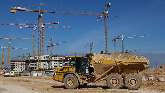 Construction site in Rosh HaAin (Photo: Ido Erez) (צילום: עידו ארז) Construction site in Rosh HaAin (Photo: Ido Erez)