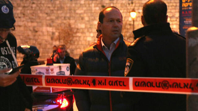 Jerusalem mayor Nir Barkat at crime scene (Photo: Tazpit) (צילום: הלל מאיר סוכנות תצפית) Jerusalem mayor Nir Barkat at crime scene (Photo: Tazpit)