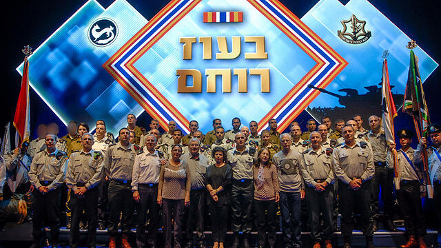 The heroic soldiers with IDF Southern Command officers (Photo: IDF Spokesperson's Unit) (צילום: חטיבת דובר צה"ל) The heroic soldiers with IDF Southern Command officers (Photo: IDF Spokesperson's Unit)