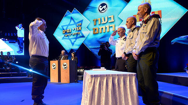 Honored officer salutes his superiors (Photo: IDF Spokesperson's Unit) (צילום: חטיבת דובר צה"ל) Honored officer salutes his superiors (Photo: IDF Spokesperson's Unit)