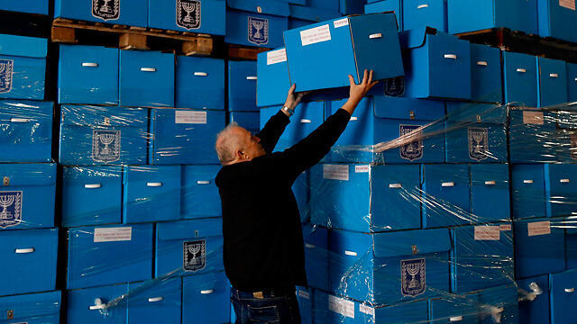 Elecion ballots unpacked. (EPA) (צילום: EPA) Elecion ballots unpacked. (EPA)