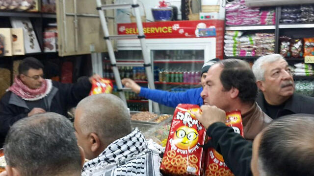 Boycott enforcers find Israeli pretzels at Ramallah bodega. (Photo: Elior Levy) (צילום: אליאור לוי) Boycott enforcers find Israeli pretzels at Ramallah bodega. (Photo: Elior Levy)