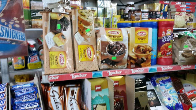 Israeli prodcuts still on the shelves in Ramallah. (Photo: Elior Levy) (צילום: אליאור לוי) Israeli prodcuts still on the shelves in Ramallah. (Photo: Elior Levy)