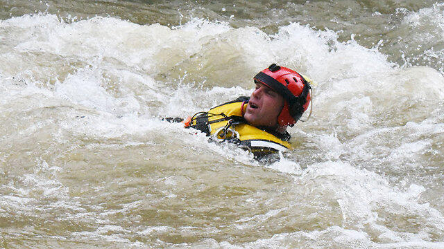 Golan Rescue Unit trains in river. (Photo: Aviyahu Shapira) (צילום: אביהו שפירא) Golan Rescue Unit trains in river. (Photo: Aviyahu Shapira)