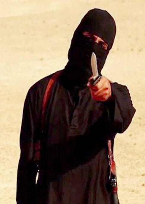 'Jihadi John' in action in an ISIS video (Photo: AFP) (צילום: AFP) 'Jihadi John' in action in an ISIS video (Photo: AFP)