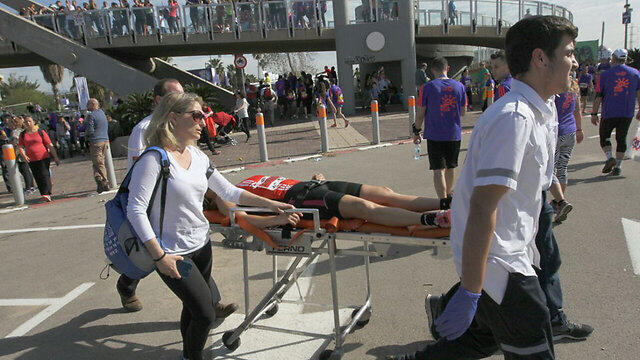 Runner evacuated for treatment (Photo: Ido Erez)