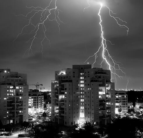 Lightning strikes in Kiryat Ono. (Photo: Pini Natarovich)