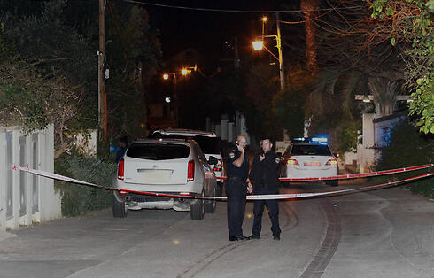 Police at the scene of the shooting. (Photo: Dana Kopel) (צילום: דנה קופל, ידיעות אחרונות) Police at the scene of the shooting. (Photo: Dana Kopel)