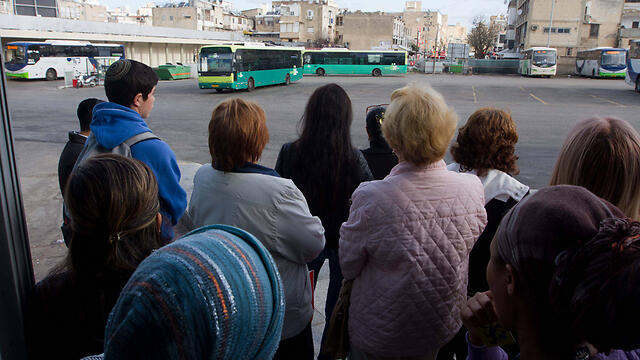 Stranded passengers at Netanya central bus station (Photo: Ido Erez)