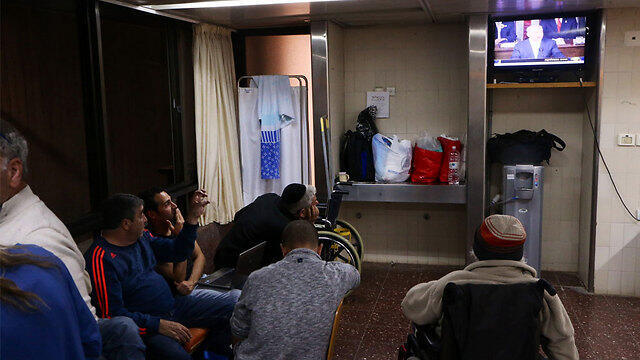Israelis at Sheba Medical Center watch Netanyahu's speech. (Photo: Motti Kimchi) (צילום: מוטי קמחי) Israelis at Sheba Medical Center watch Netanyahu's speech. (Photo: Motti Kimchi)