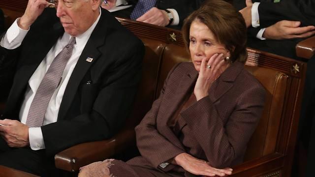 Nancy Pelosi listens to Netanyahu's speech (Photo: AFP)