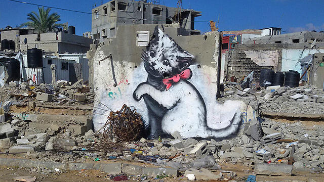 'On the Internet people only look at pictures of kittens.' (Photo: Banksy) (צילום: Banksy) 'On the Internet people only look at pictures of kittens.' (Photo: Banksy)