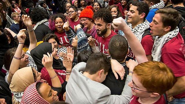 BDS rally at Northwestern University (Photo: AP) (צילום: AP) BDS rally at Northwestern University (Photo: AP)