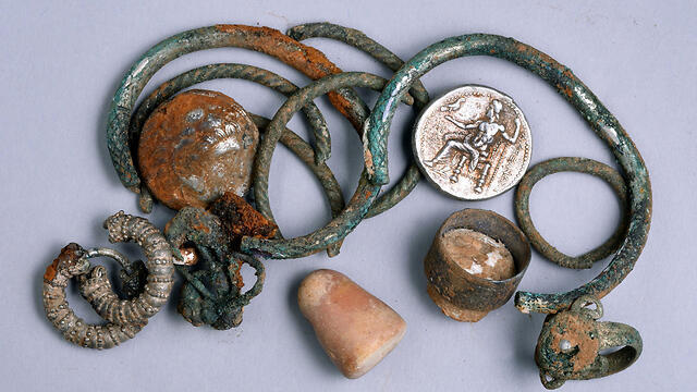 Jewelry found in ancient cave (Photo: IAA)