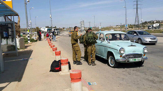Soldiers near Bat Ayin (Photo: Yoav Zitun) (צילום: יואב זיתון) Soldiers near Bat Ayin (Photo: Yoav Zitun)