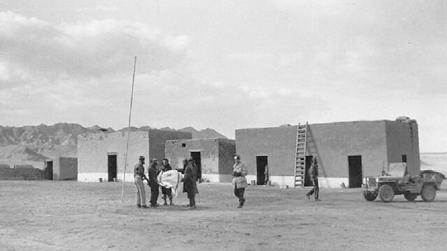 Hanging flag in Umm Rashrash, where Eilat was later built (Photo: Micha Perry, IDF Archives Ministry of Defense)