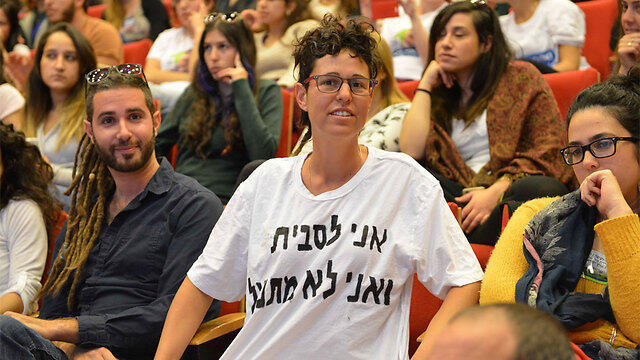 Noa Abramson wears shirt that says 'I'm a lesbiana nd I won't apologize.' (Photo: Louiz Green)